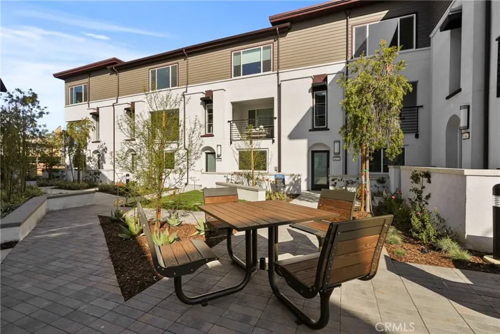 Mira Vista Courtyard
