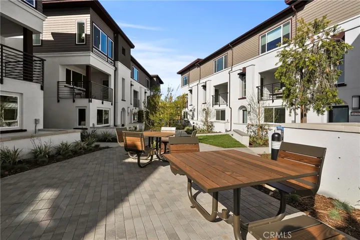 Mira Vista Courtyard