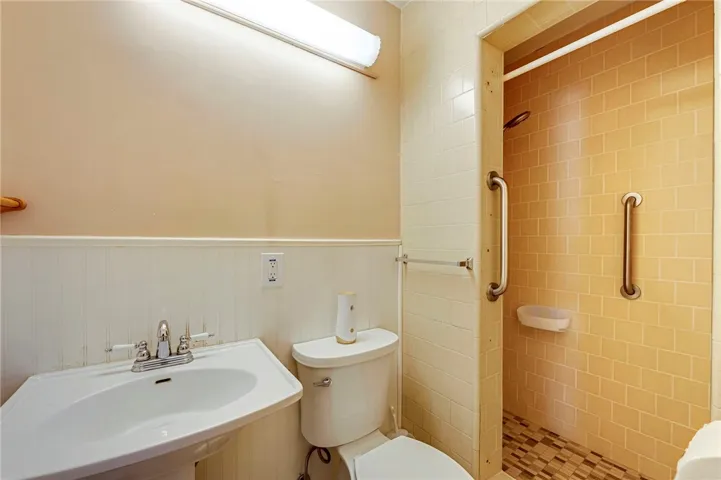 Bathroom w/ 3/4 walk-in shower adjacent to primary
