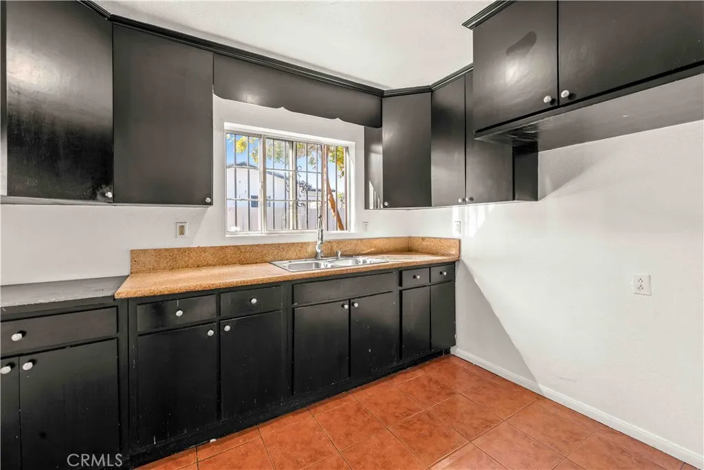 10868 Weigand, Los Angeles, California 90059 home-pic-7