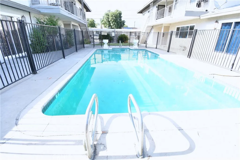 Pool 1/2