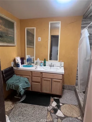 Main Unit Bathroom