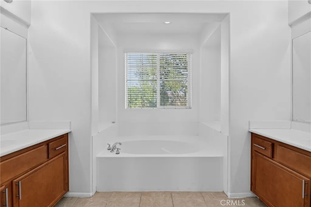 1819 Overland Court, Hemet, California 92545 home-pic-32