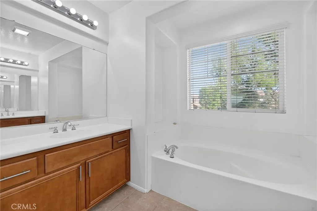 1819 Overland Court, Hemet, California 92545 home-pic-34