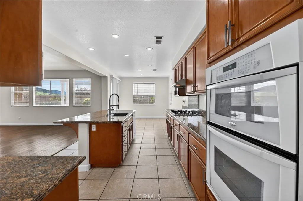 1819 Overland Court, Hemet, California 92545 home-pic-15