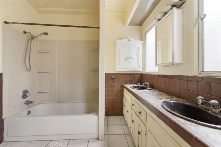 En-Suite Bathroom to Bedroom 1