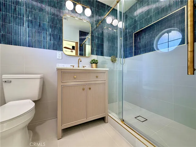 Front bedroom en-suite bathroom