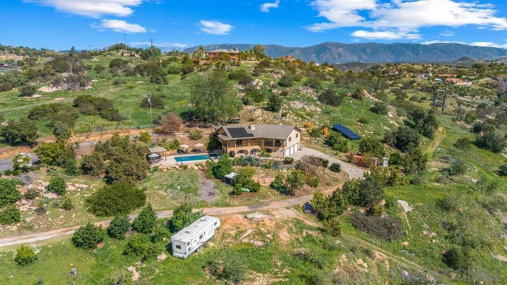 11725 Sierra Rojo Rd, Valley Center, California 92082 home-pic-2