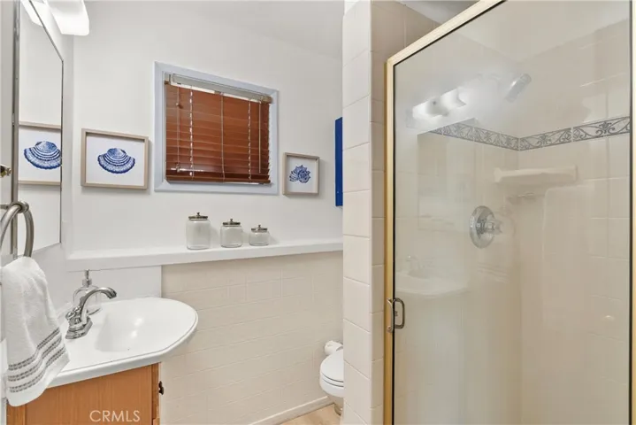 Unit D (1 Bed/1 Bath Unit) - Bathroom