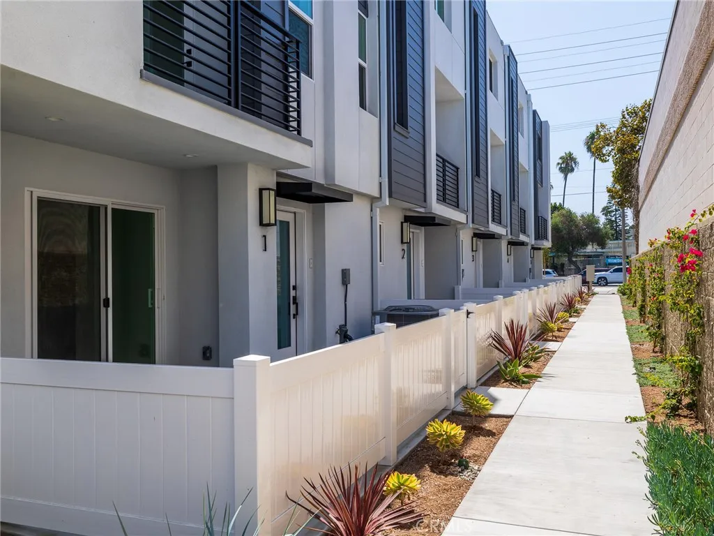 121 E 223rd Street 3, Carson, California 90745 home-pic-20