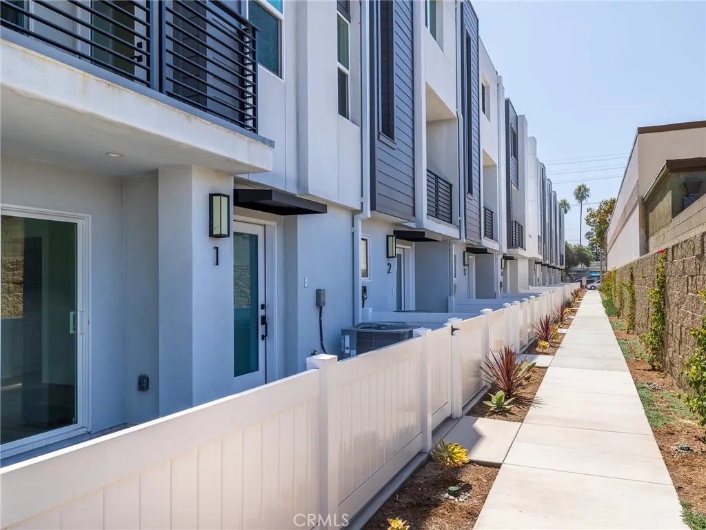 121 E 223rd Street 3, Carson, California 90745 home-pic-21