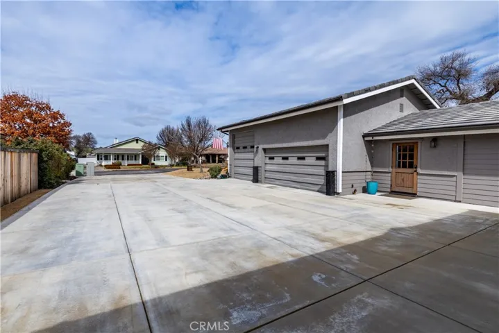 Massive driveway
Parking galore