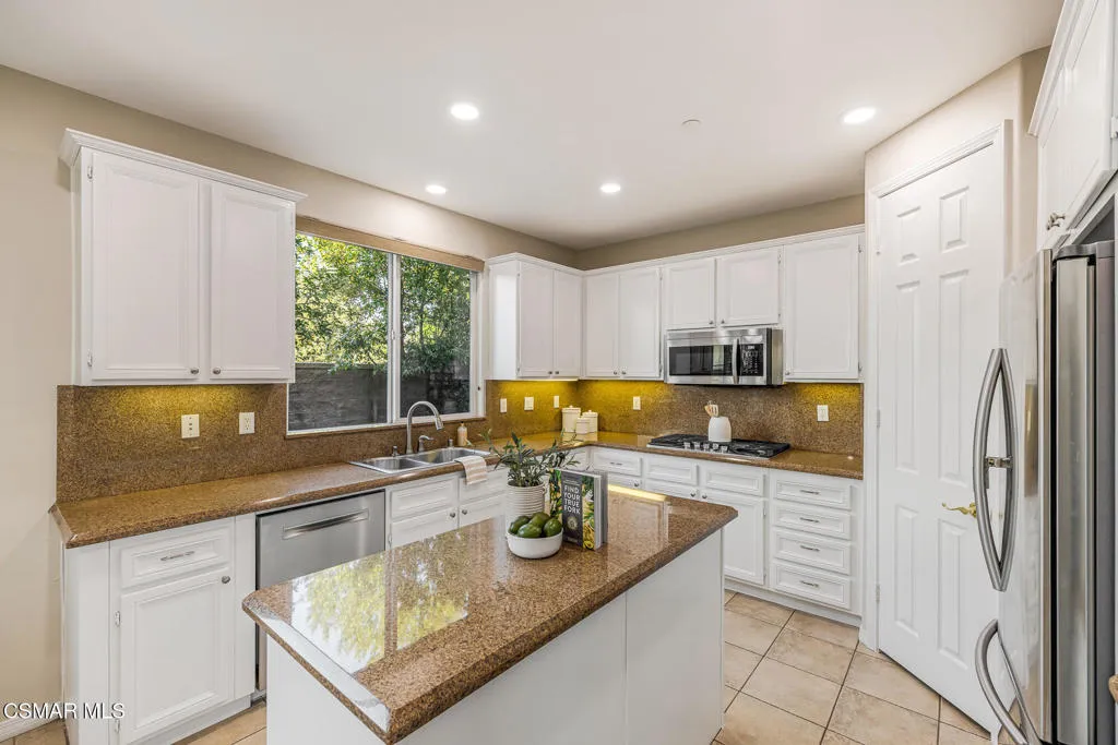 5353 Willow Oak Street, Simi Valley, California 93063 home-pic-11