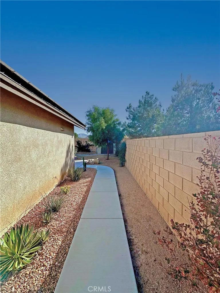 2048 Thistle, Palmdale, California 93550 home-pic-44