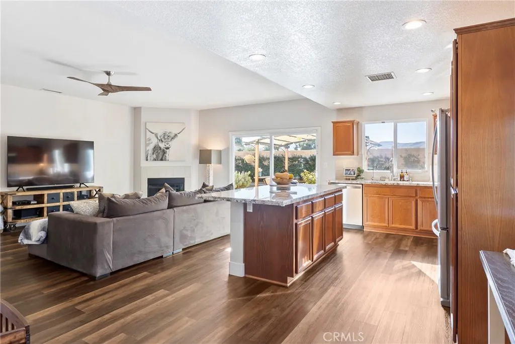 2048 Thistle, Palmdale, California 93550 home-pic-13