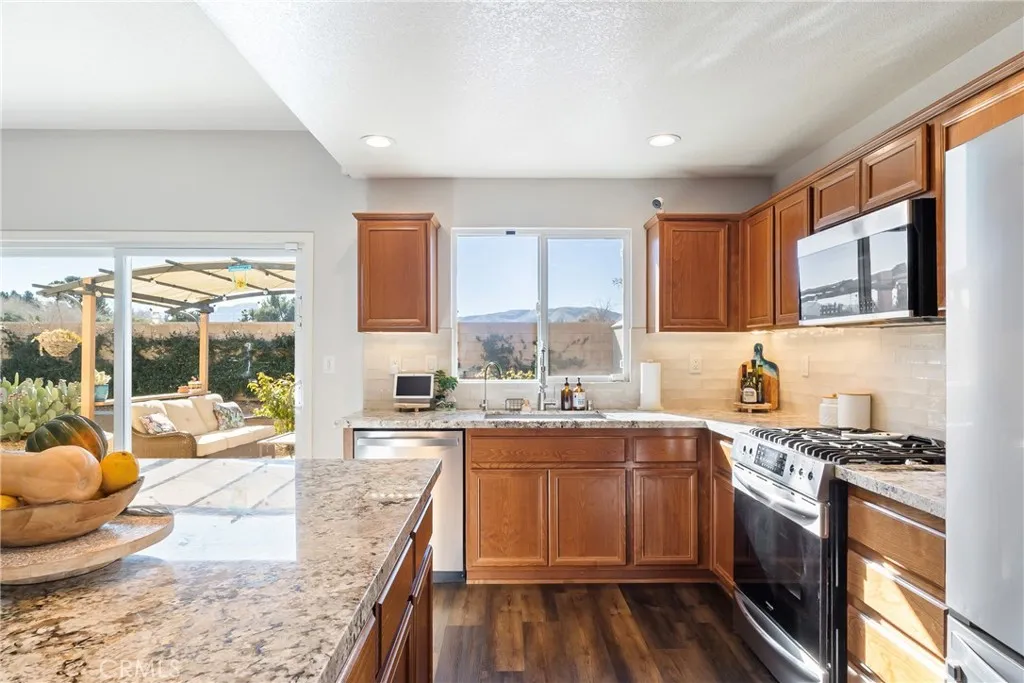 2048 Thistle, Palmdale, California 93550 home-pic-15