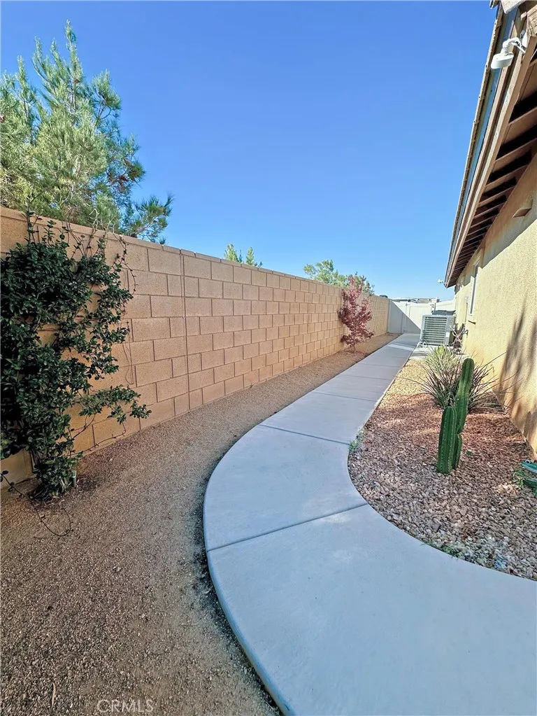 2048 Thistle, Palmdale, California 93550 home-pic-43