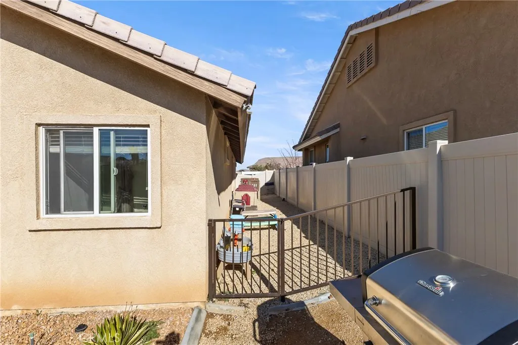 2048 Thistle, Palmdale, California 93550 home-pic-37