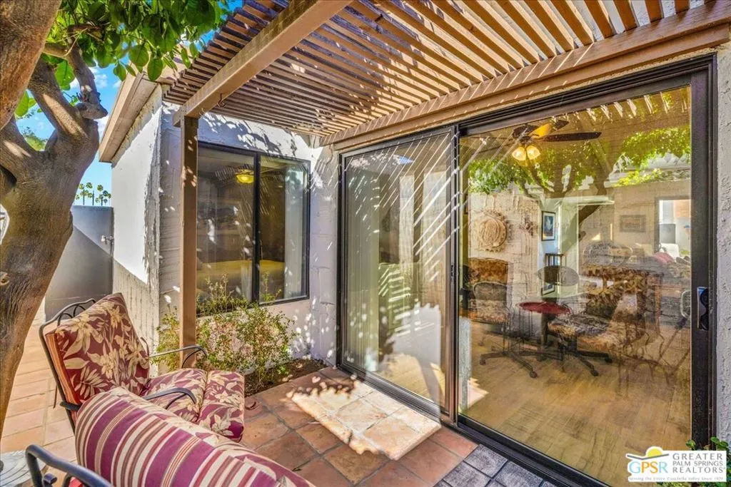 2247 Miramonte Circle C, Palm Springs, California 92264 home-pic-26
