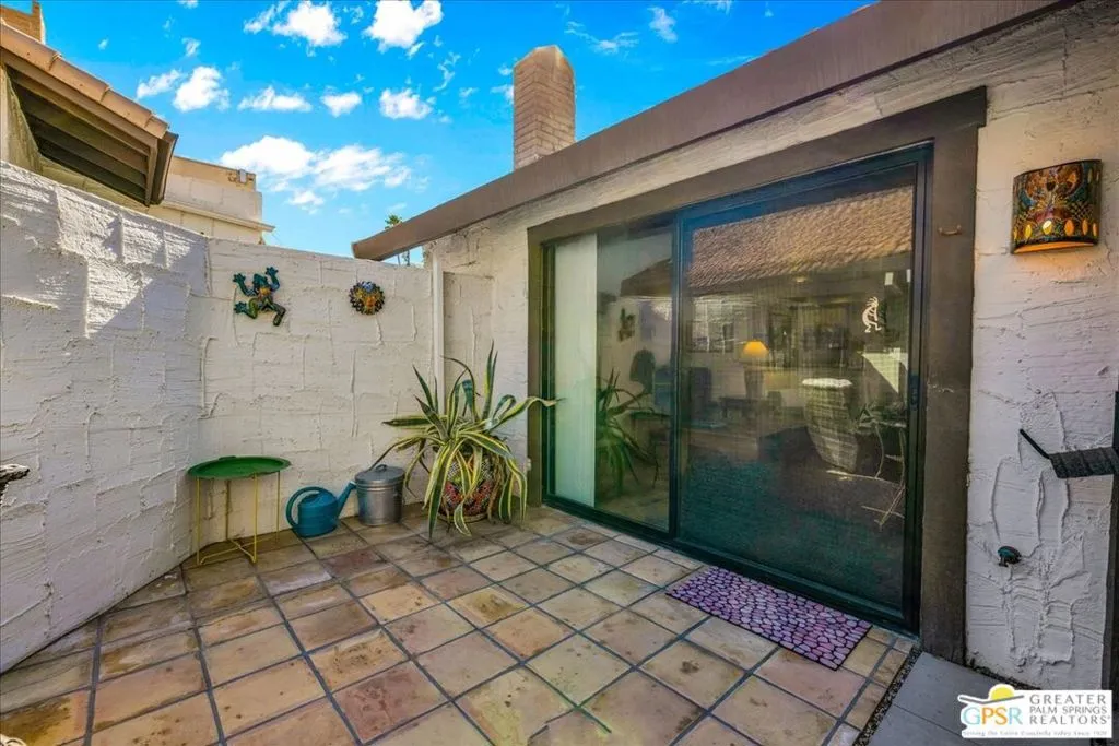 2247 Miramonte Circle C, Palm Springs, California 92264 home-pic-8