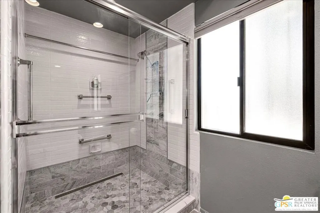 2247 Miramonte Circle C, Palm Springs, California 92264 home-pic-31