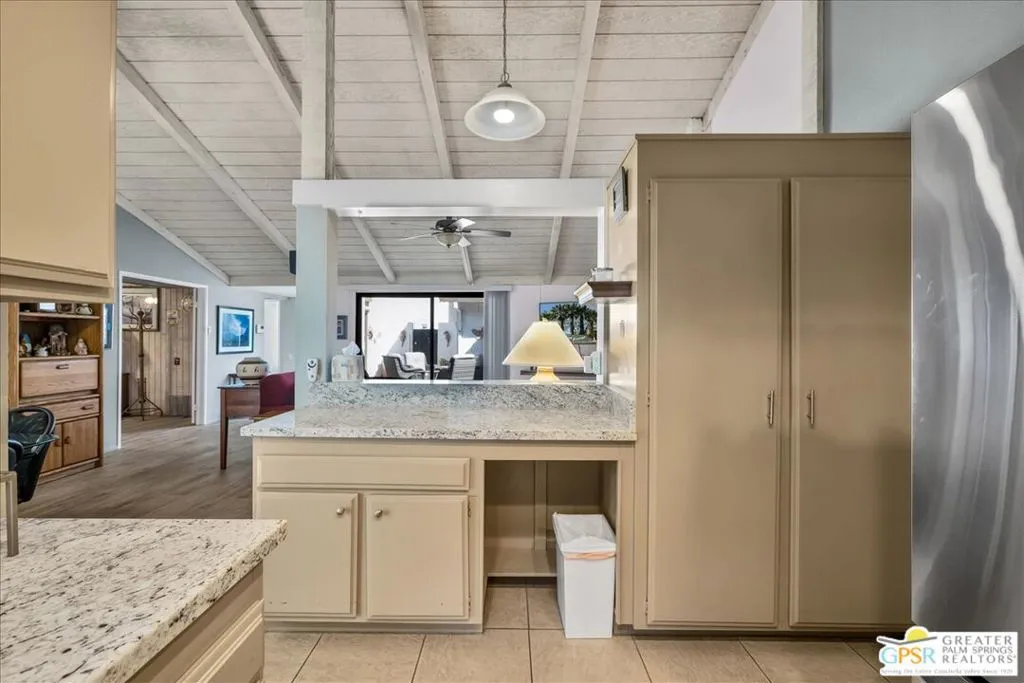 2247 Miramonte Circle C, Palm Springs, California 92264 home-pic-23