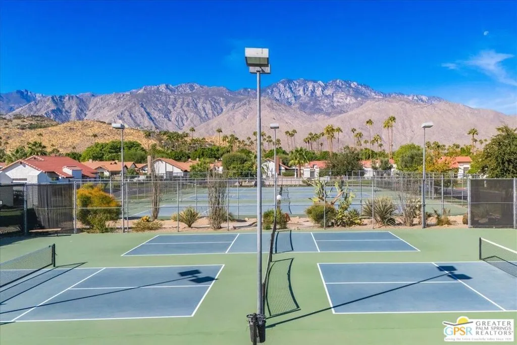 2247 Miramonte Circle C, Palm Springs, California 92264 home-pic-44