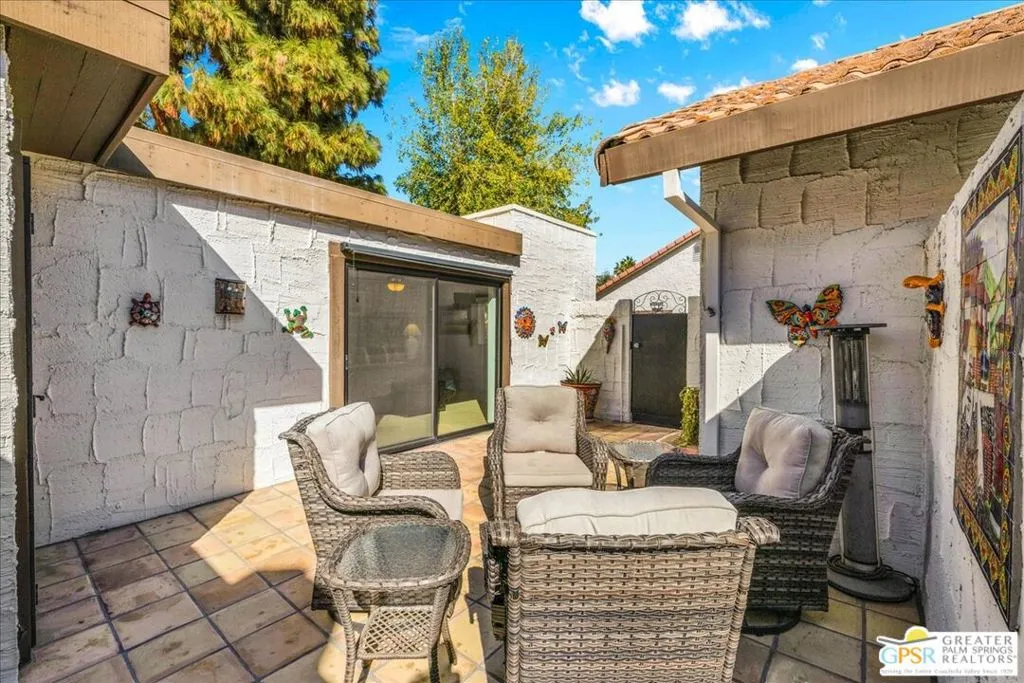 2247 Miramonte Circle C, Palm Springs, California 92264 home-pic-7