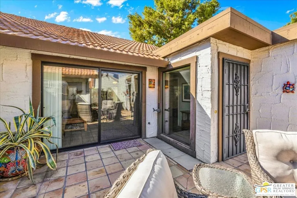 2247 Miramonte Circle C, Palm Springs, California 92264 home-pic-9