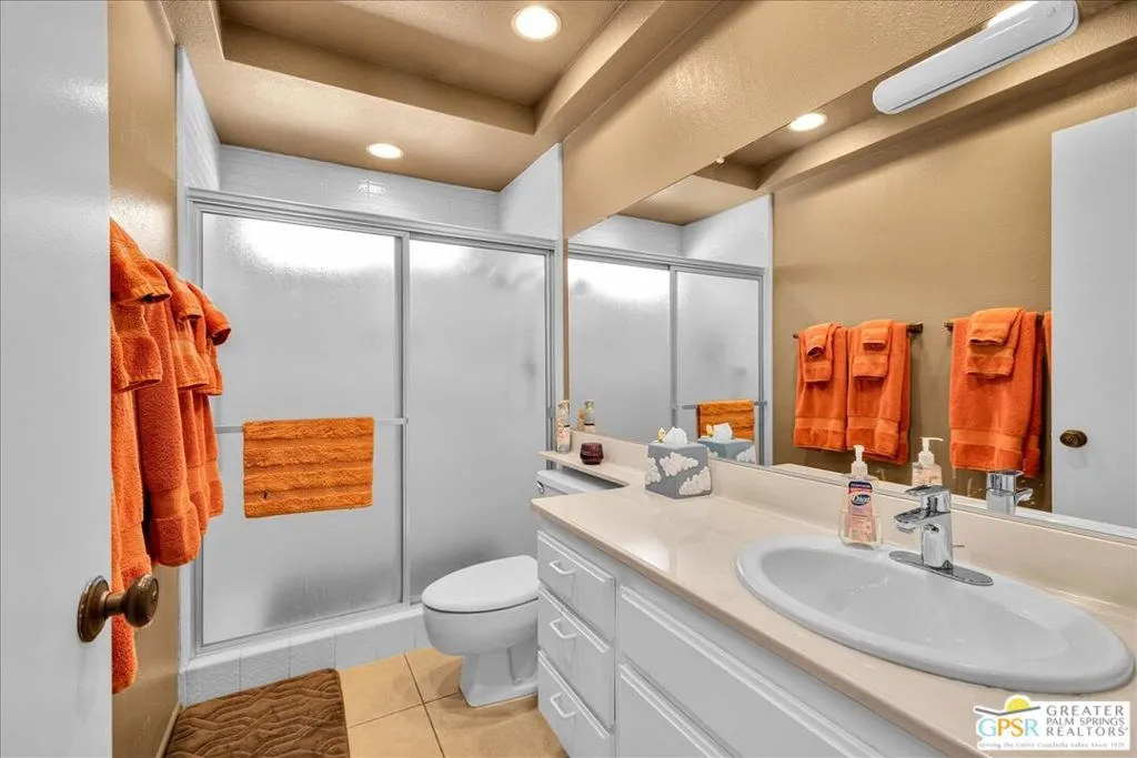 2247 Miramonte Circle C, Palm Springs, California 92264 home-pic-34