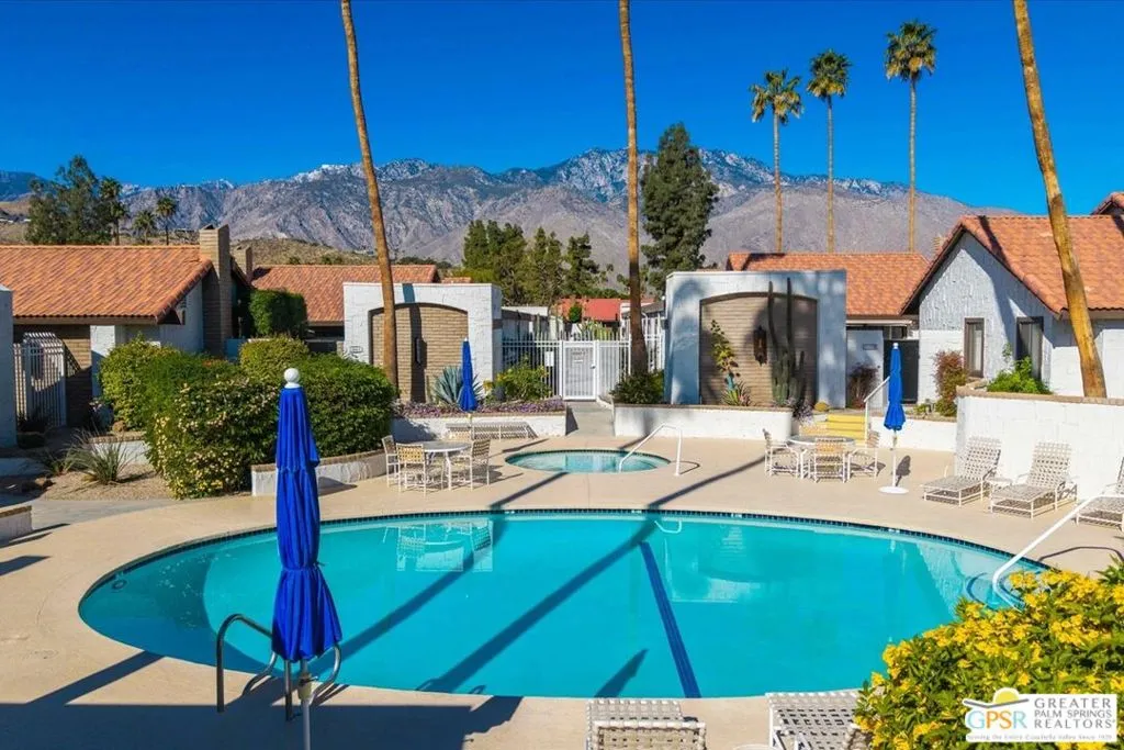 2247 Miramonte Circle C, Palm Springs, California 92264 home-pic-47