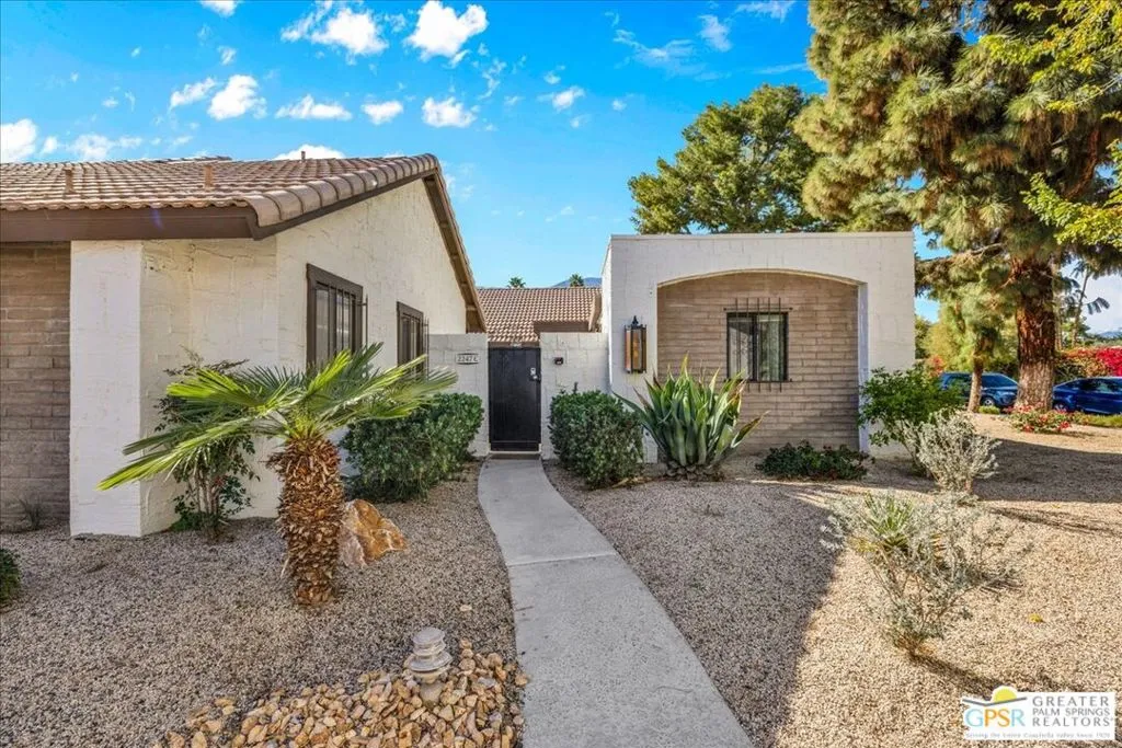 2247 Miramonte Circle C, Palm Springs, California 92264 home-pic-1