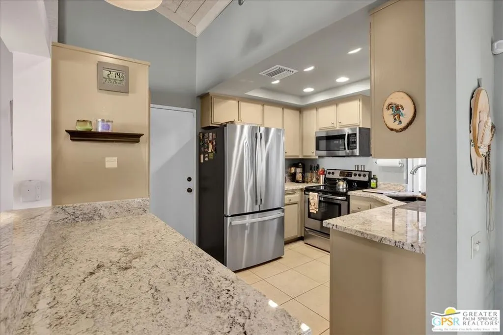 2247 Miramonte Circle C, Palm Springs, California 92264 home-pic-19