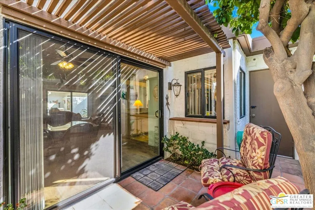 2247 Miramonte Circle C, Palm Springs, California 92264 home-pic-25