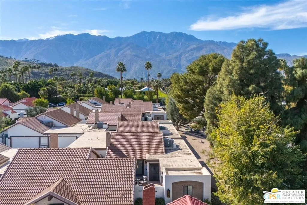 2247 Miramonte Circle C, Palm Springs, California 92264 home-pic-39