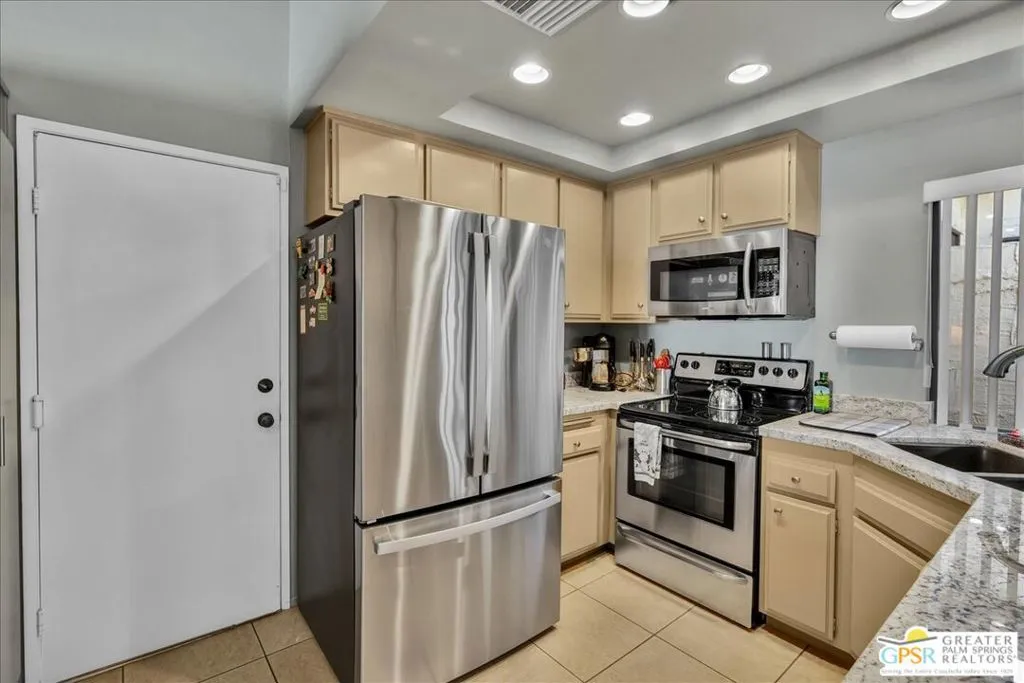 2247 Miramonte Circle C, Palm Springs, California 92264 home-pic-20