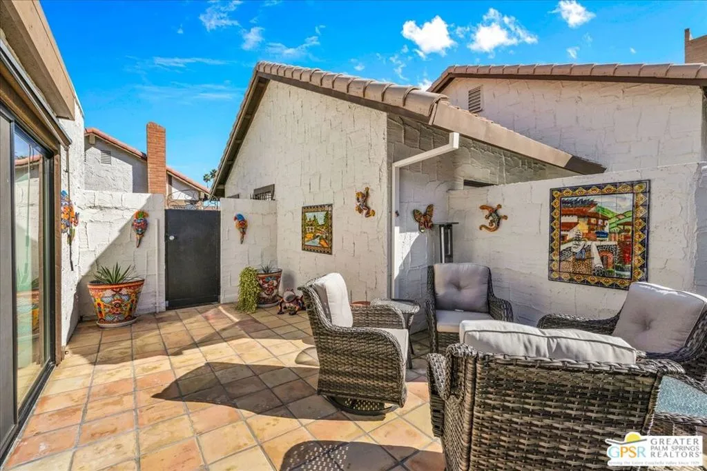 2247 Miramonte Circle C, Palm Springs, California 92264 home-pic-6