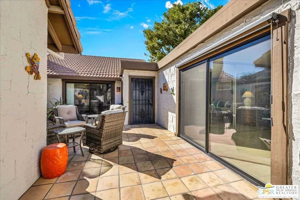 2247 Miramonte Circle C, Palm Springs, California 92264 home-pic-3