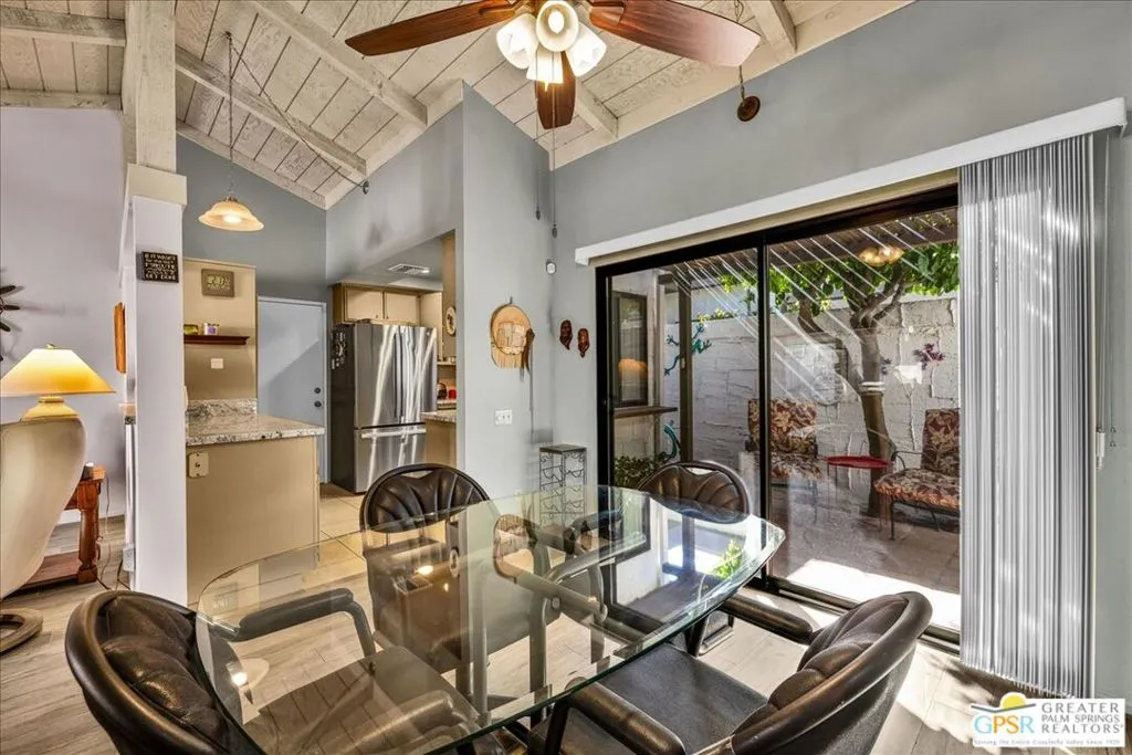 2247 Miramonte Circle C, Palm Springs, California 92264 home-pic-17