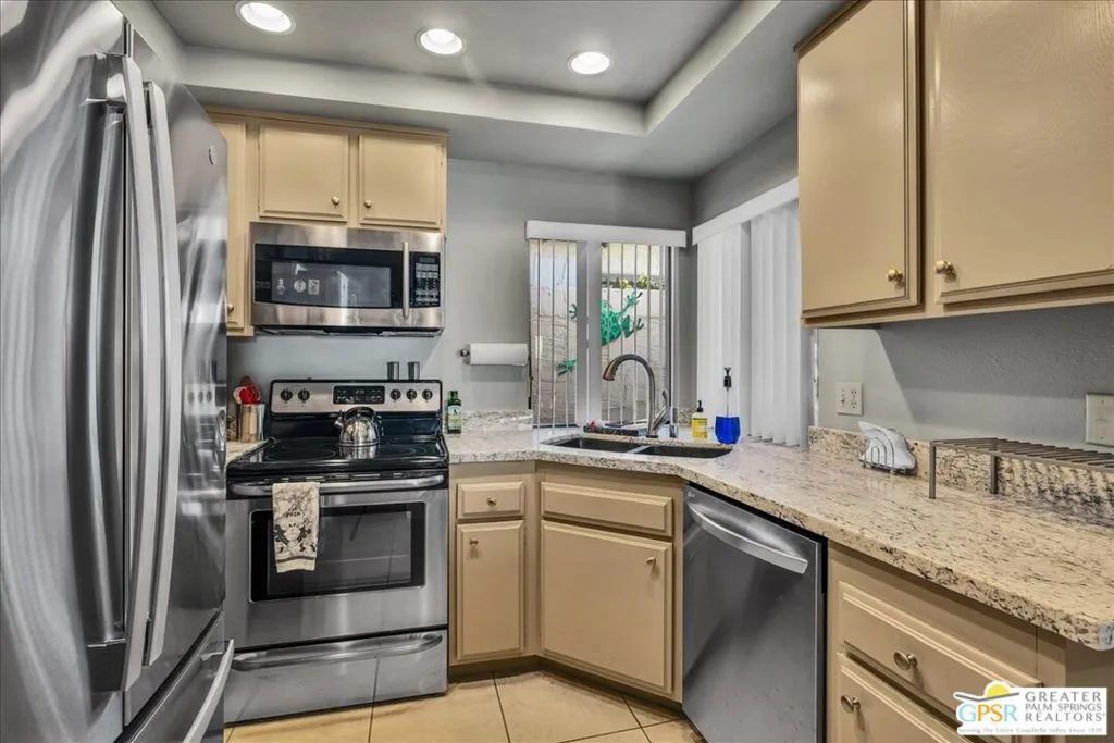 2247 Miramonte Circle C, Palm Springs, California 92264 home-pic-21