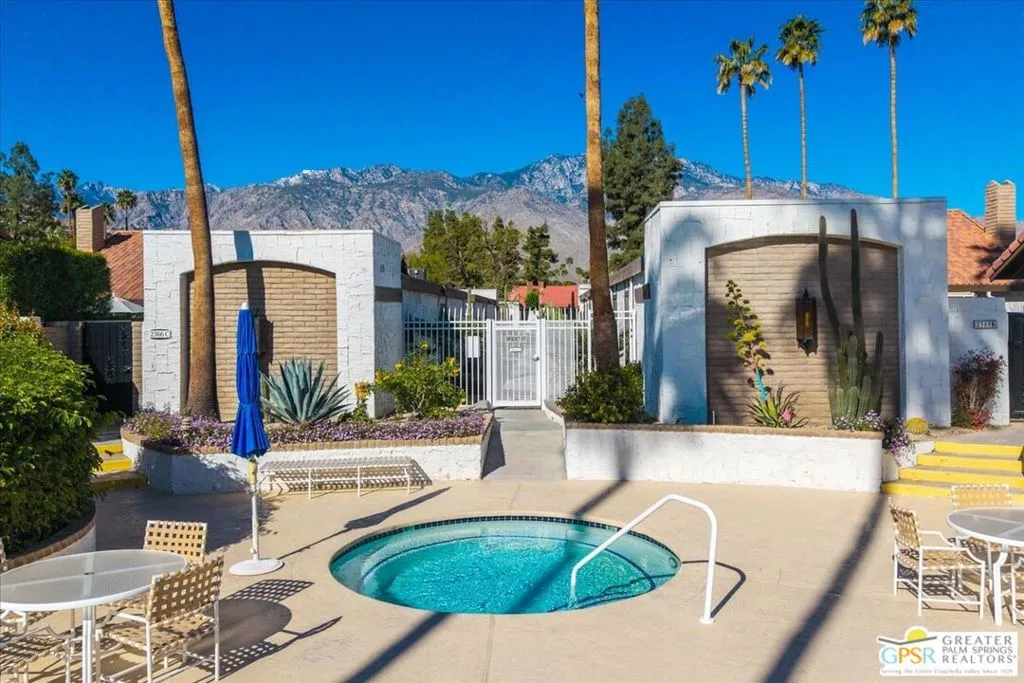 2247 Miramonte Circle C, Palm Springs, California 92264 home-pic-48