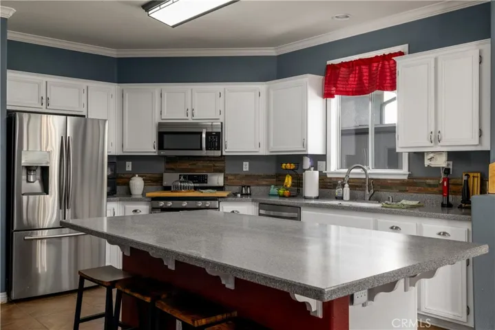 Kitchen with extended island, seats 4-6