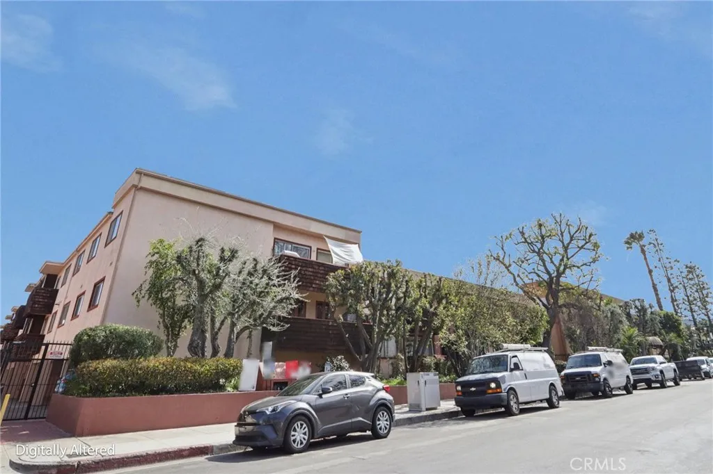5400 Newcastle Ave.