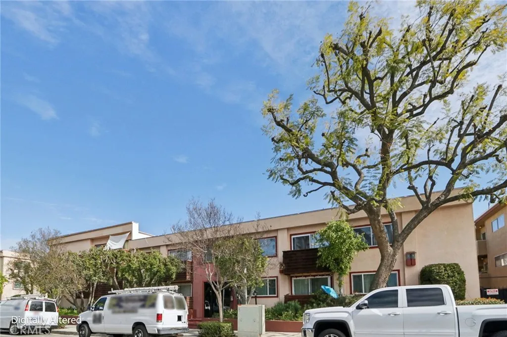 5400 Newcastle Ave.