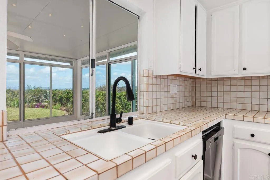1402 Village View Road, Encinitas, California 92024 home-pic-12