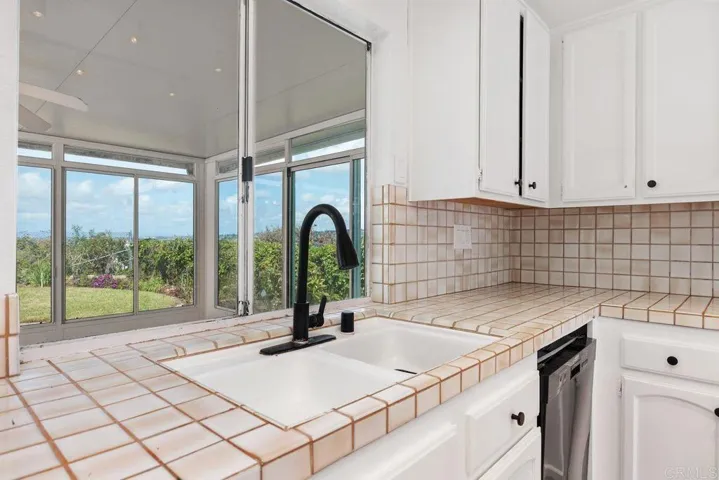 1402 Village View Road, Encinitas, California 92024