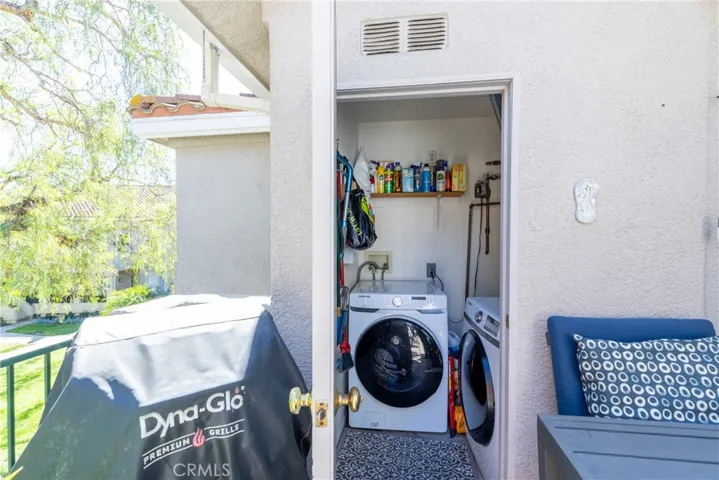 Laundry utility room and BBQ