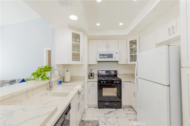 Upgraded kitchen cabinets and quartz counters