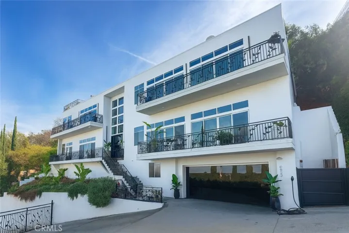 3952 Oakfield Drive, Sherman Oaks, California 91423