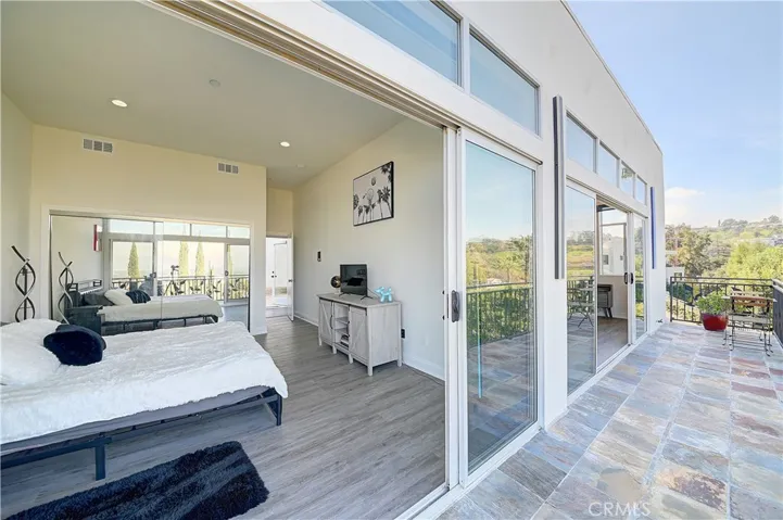 3952 Oakfield Drive, Sherman Oaks, California 91423